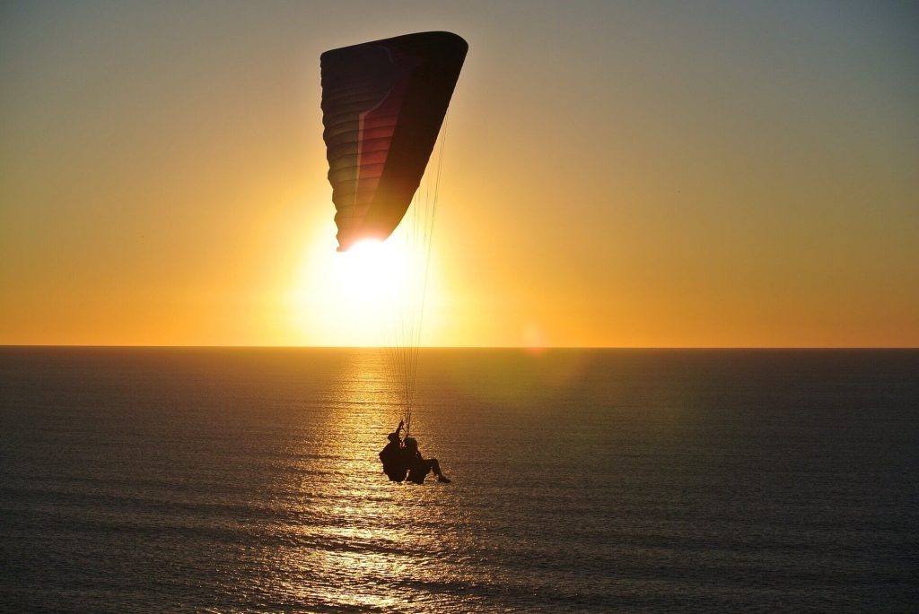 paragliding-918721_1920 (1)